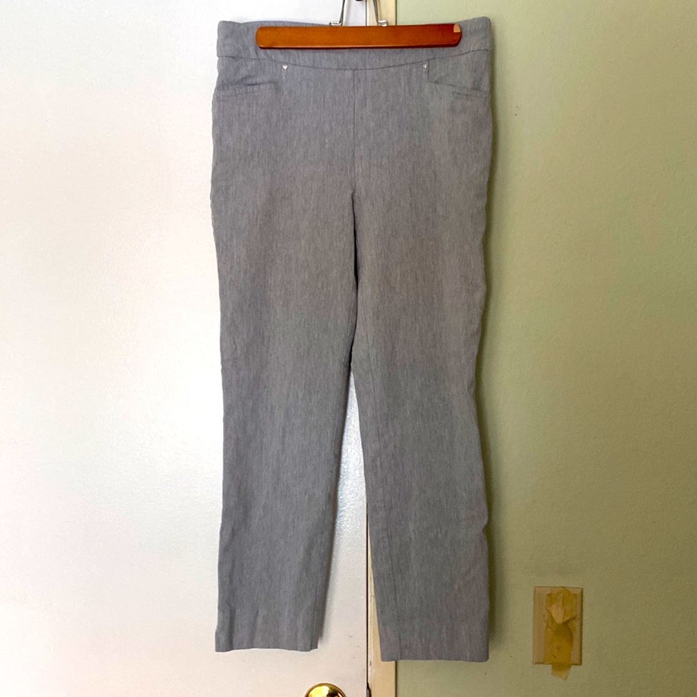 ✅🛍️ 4/$16 Shop Hilary Radley stretch grey Capri pants